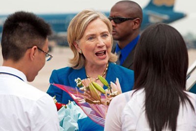 10 năm sau, vào tháng 7/2010, bà Hillary quay lại Việt Nam nhưng không phải với tư cách Đệ nhất phu nhân Mỹ mà là Ngoại trưởng. Mục đích chuyến đi là tham dự Diễn đàn an ninh khu vực ASEAN (ARF) lần thứ 17 được tổ chức ở Việt Nam, cũng như kỷ niệm 15 năm bình thường hóa quan hệ Việt - Mỹ.